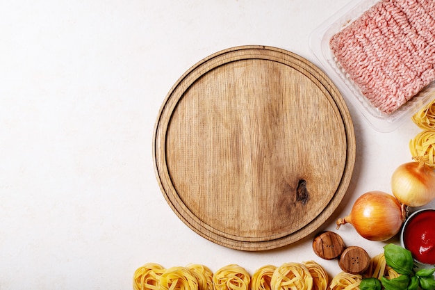 Ingrédients pour faire des spaghettis à la bolognaise