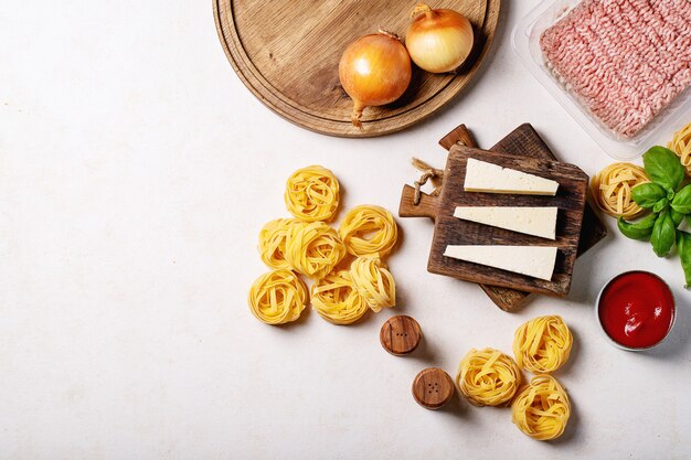 Ingrédients pour faire des spaghettis à la bolognaise