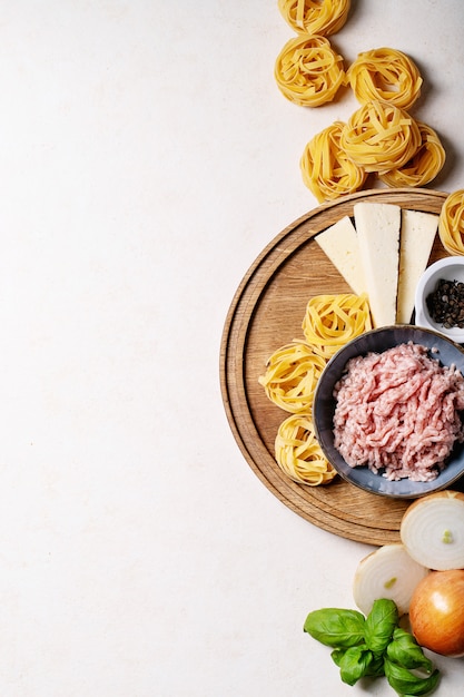 Ingrédients pour faire des spaghettis à la bolognaise