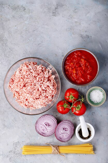 Ingrédients pour faire des spaghettis à la bolognaise