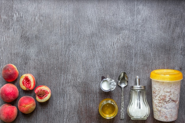 Ingrédients pour la farine d'avoine sur la table en bois foncé concept d'espace de copie de vue de dessus d'aliments sains