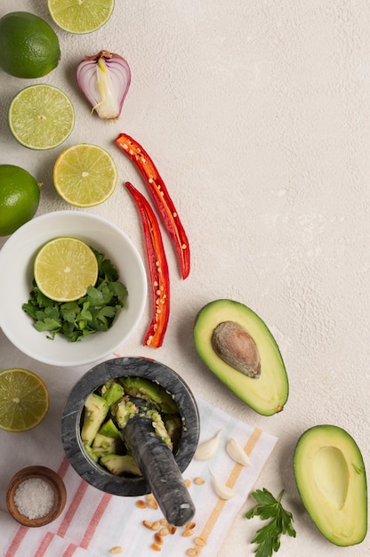 Ingrédients pour fond de cuisson sauce mexicaine Guacamole