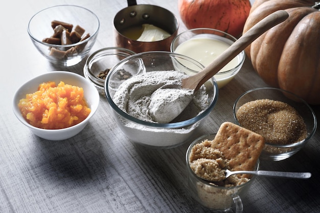 Photo ingrédients pour le gâteau à la citrouille sur le tableau blanc horizontal