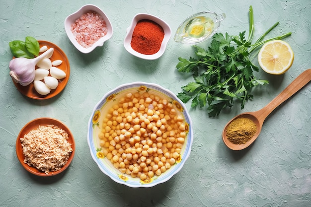 Ingrédients pour houmous traditionnel sur la table de la cuisine. Vue de dessus