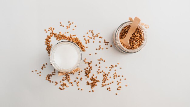 ingrédients pour le lait végétalien fait maison. sarrasin dans un bocal en verre, produit laitier alternatif.