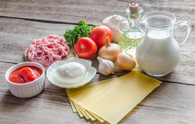 Ingrédients pour lasagnes sur la table en bois