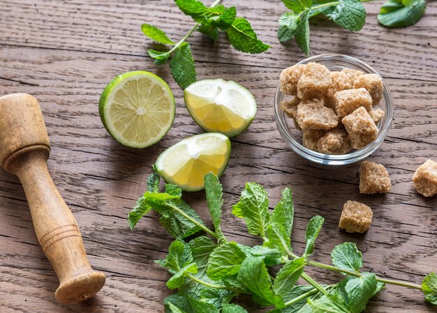 Ingrédients pour mojito sur le bois