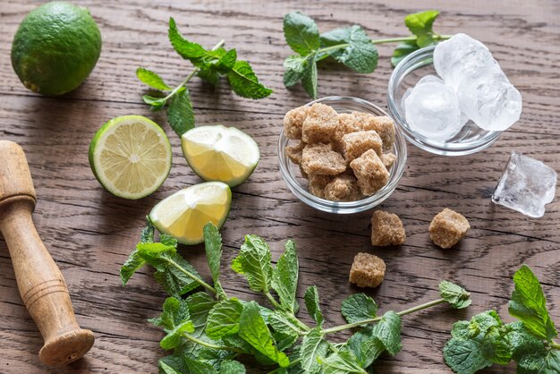 Ingrédients pour mojito sur le fond en bois