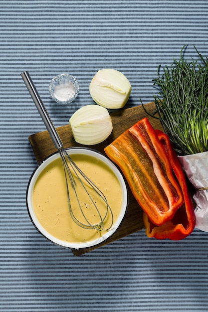 Ingrédients pour omelette italienne à base de plantes.