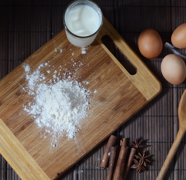 Ingrédients pour pain ou pâtes maison. Oeufs, lait, farine sur une vue de dessus de surface rustique. Fond de support.