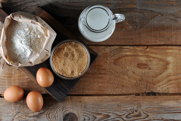 Ingrédients pour la pâte: farine, sucre, œufs et lait