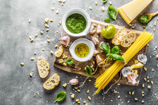 Ingrédients pour le pesto et le pain chiabatta