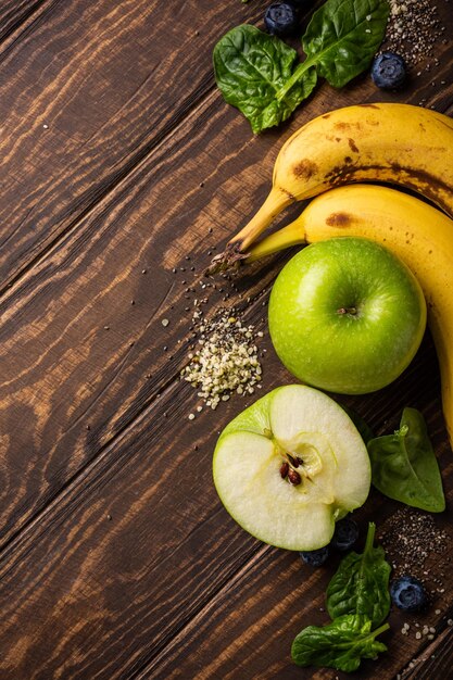 Ingrédients pour un petit déjeuner sain et un smoothie vert détox