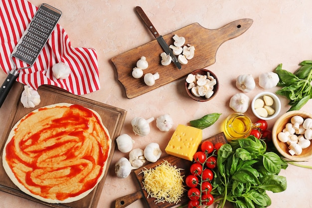 Ingrédients pour une pizza savoureuse sur la surface de couleur