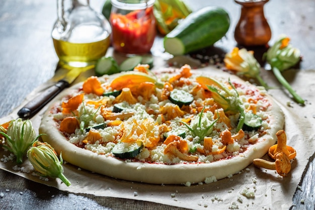 Ingrédients pour pizza végétarienne aux champignons et fleur de courgette