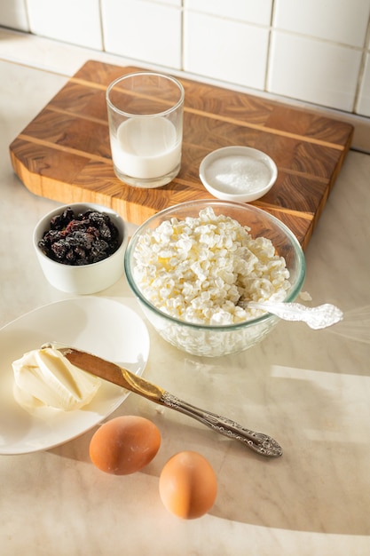 Ingrédients pour pouding au lait caillé sur la table de la cuisine