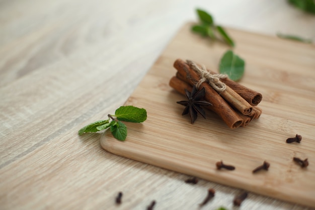 Ingrédients pour la préparation d&#39;une boisson vitaminée sur une plateforme en bois