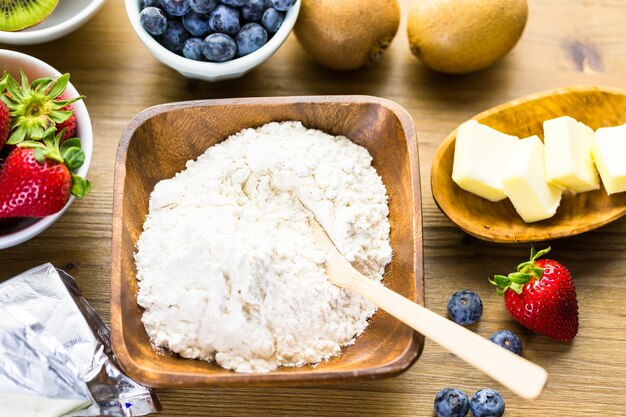 Ingrédients pour la préparation de tarte aux fruits frais.