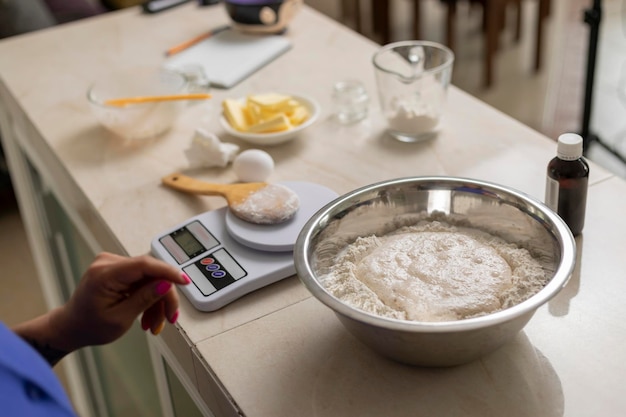 Ingrédients pour préparer du pain sur le comptoir d'une cuisine mexicaine