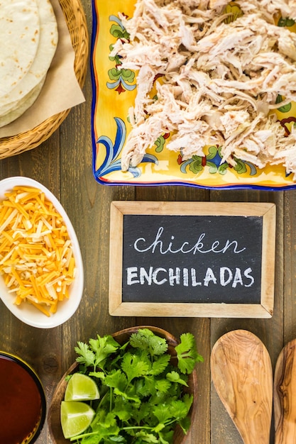 Ingrédients pour préparer des enchiladas au poulet maison.