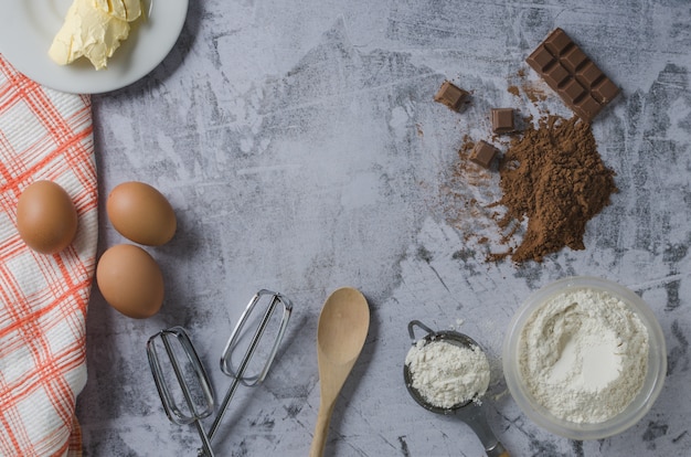 Photo ingrédients pour préparer le gâteau au chocolat vintage