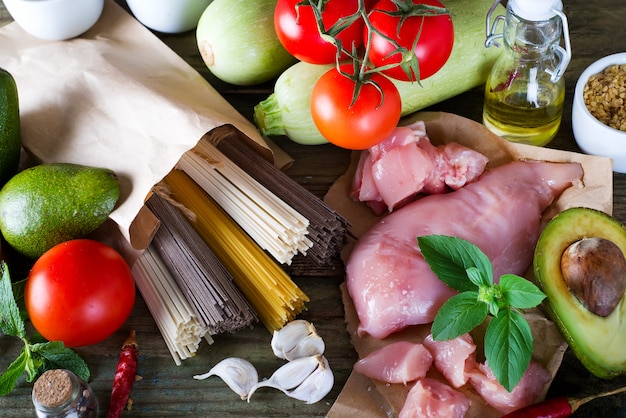 Photo ingrédients pour préparer des nouilles aux légumes, viande de poulet crue