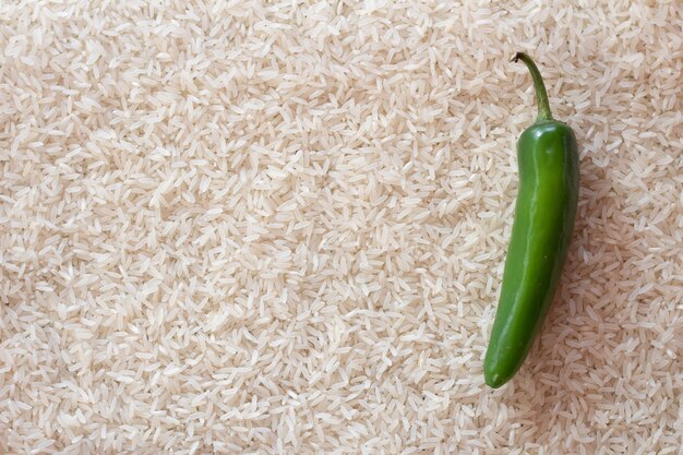 Photo ingrédients pour préparer un riz blanc au chili à la mexicaine