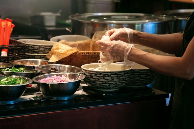 Ingrédients pour préparer la soupe phobo dans le café Cuisine extérieure dans un café de restauration rapide de rue
