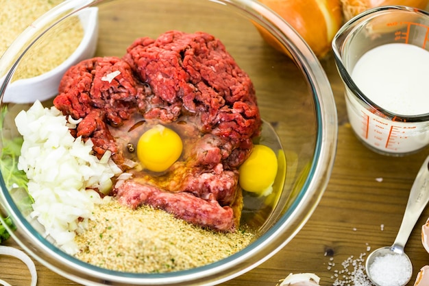 Ingrédients pour la recette de boulettes de viande sur la table.