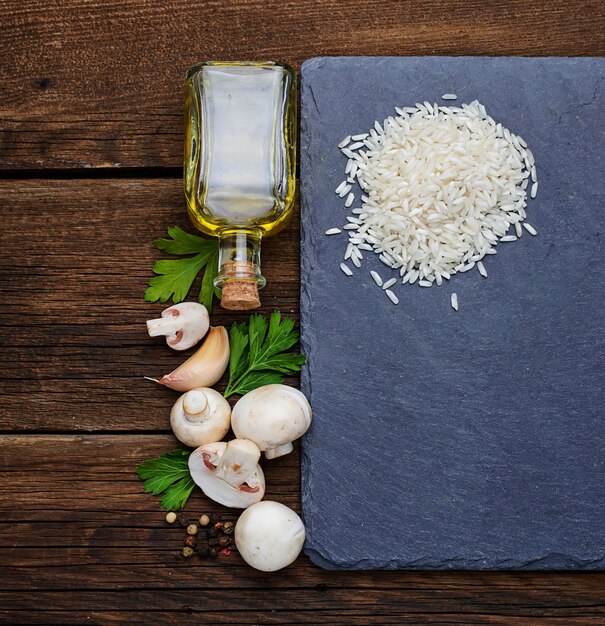 Ingrédients pour risotto: riz, champignons, ail, huile