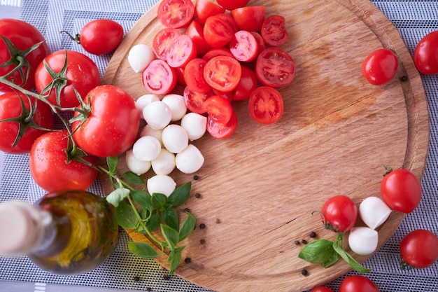 Ingrédients pour la salade Caprese Mini fromage mozzarella dans un bol en verre tomate et basilic