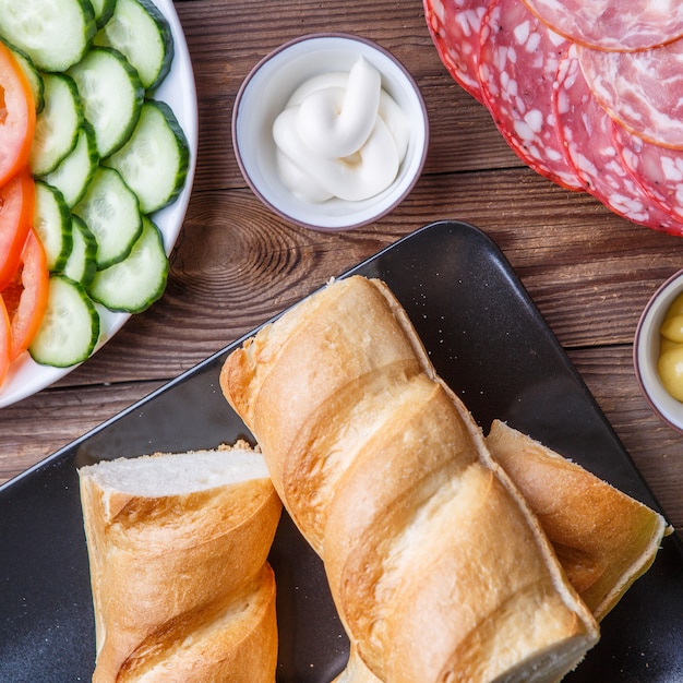 Ingrédients pour sandwich au saucisson