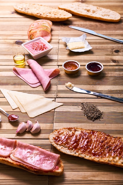 Ingrédients pour les sandwichs sur la table