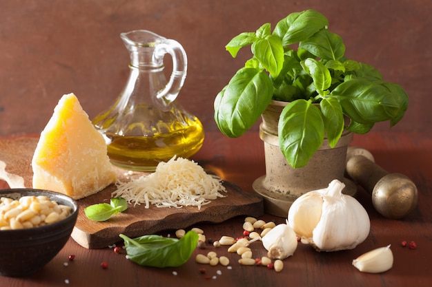 Ingrédients pour la sauce au pesto sur une table rustique en bois