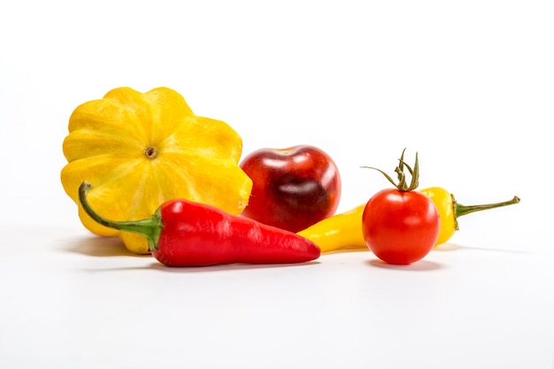 Ingrédients pour la sauce tomate isolated on white