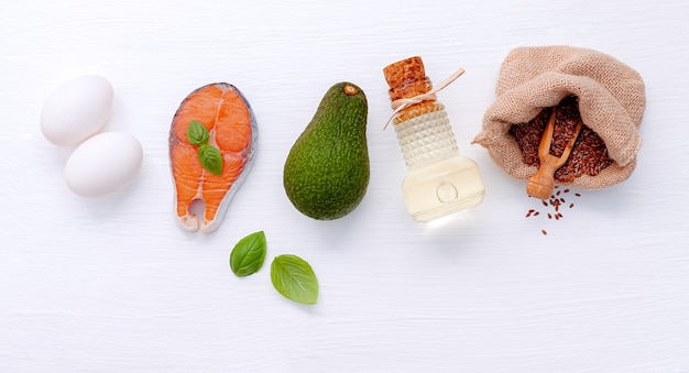 Ingrédients pour la sélection d'aliments sains sur fond en bois blanc.