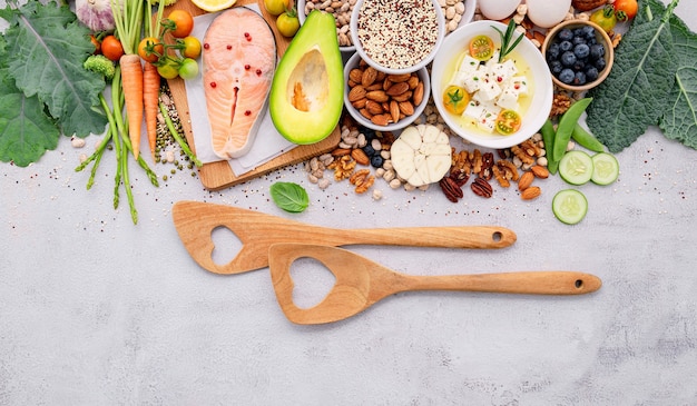 Ingrédients pour la sélection d'aliments sains mis en place sur du béton blanc