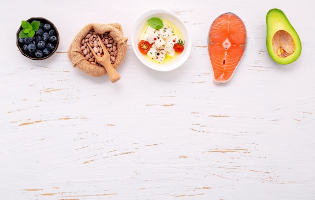 Ingrédients pour la sélection d'aliments sains mis en place sur fond de bois blanc