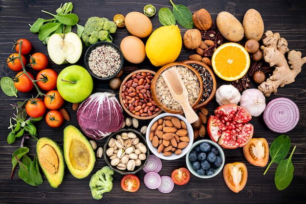 Ingrédients pour la sélection d&#39;aliments sains mis en place sur une table en bois.