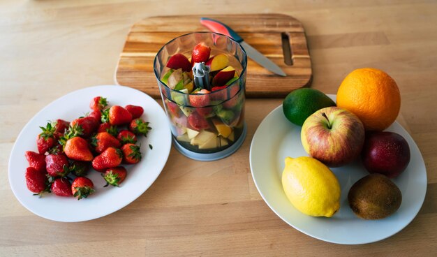 Ingrédients pour un smoothie végétalien sain. Processus de préparation. Composition avec des fruits. Fruits sur table à la cuisine