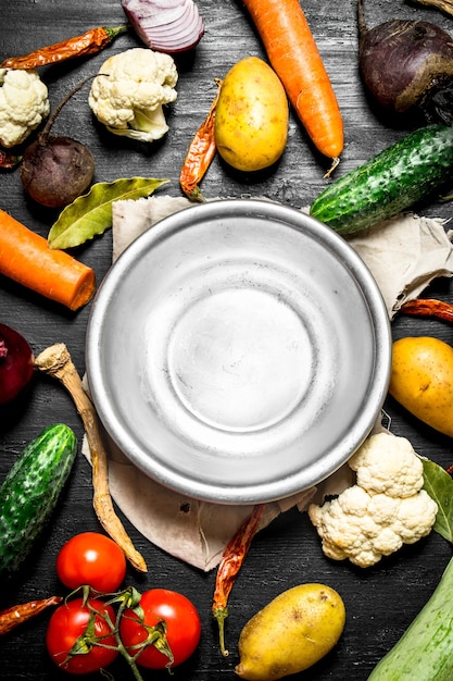 Ingrédients pour soupe au poulet. Sur un fond en bois noir.