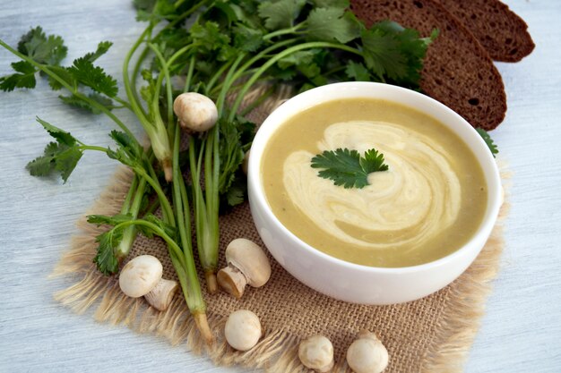 Ingrédients pour soupe aux champignons avec nouilles