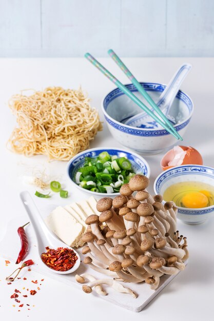 Photo ingrédients pour soupe de ramen asiatique