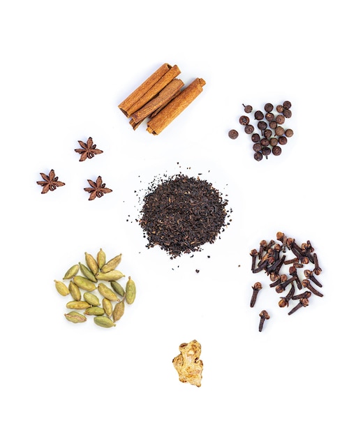 Ingrédients pour le thé masala indien sur fond blanc Photo de haute qualité