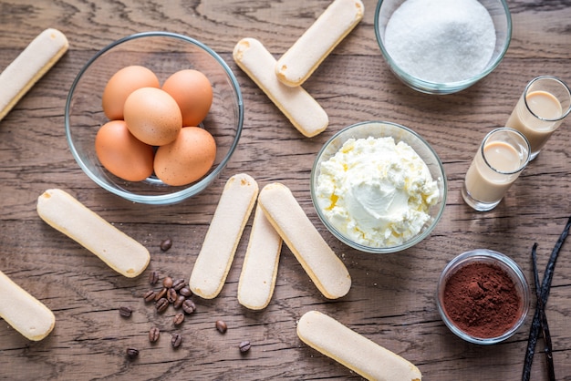 Ingrédients pour tiramisu sur le fond en bois