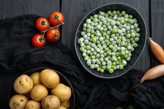 Ingrédients de purée de pommes de terre à la menthe, vue du dessus, sur une table en bois noir