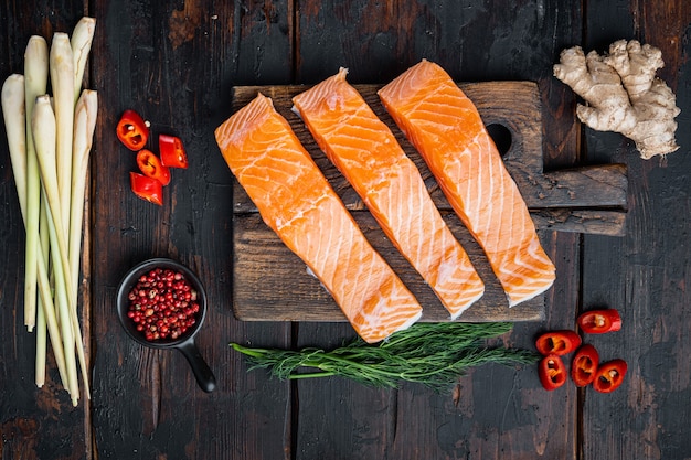 Ingrédients rapides de fishcakes asiatiques, sur une vieille table en bois, mise à plat