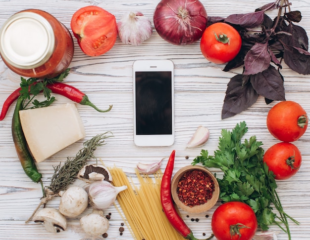 Ingrédients et une recette pour les pâtes et la sauce, vue de dessus et poser à plat.