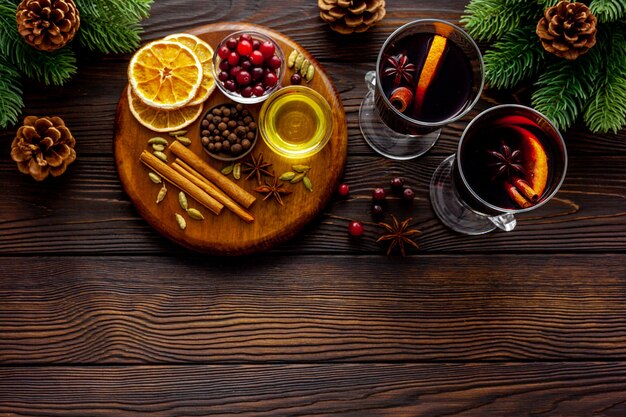 Ingrédients de recette de vin chaud pour boisson chaude de Noël dans des verres