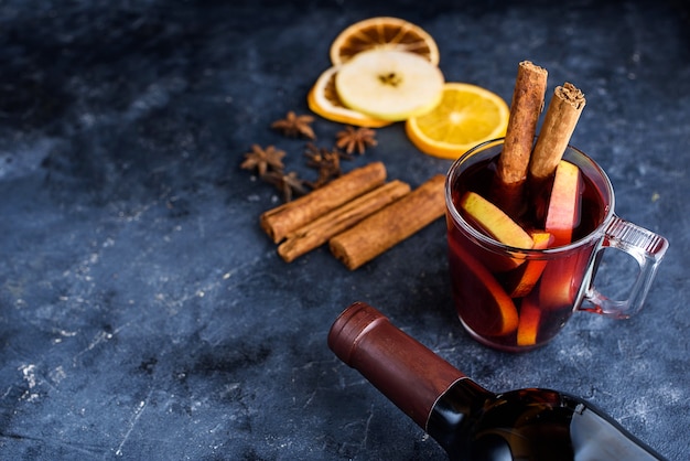 Ingrédients de recette de vin chaud sur tableau noir